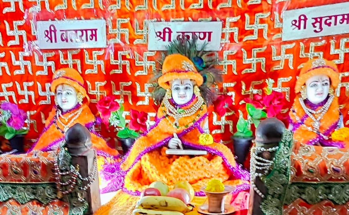 MP में बदला मौसम तो भगवान को भी लगने लगी ठंड, पहनाया गया स्वेटर, जलाई गई अंगीठी