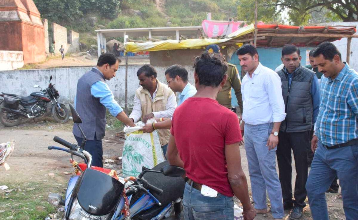 ADM साहब गये थे भंडारे में प्रसाद लेने, लेकिन वहां जाकर किया कुछ ऐसा लोग रह गए हैरान...