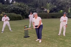 Australian Foreign Minister Plays Cricket With Young Cricketers Australian Foreign Minister Plays Cricket With Young Cricketers