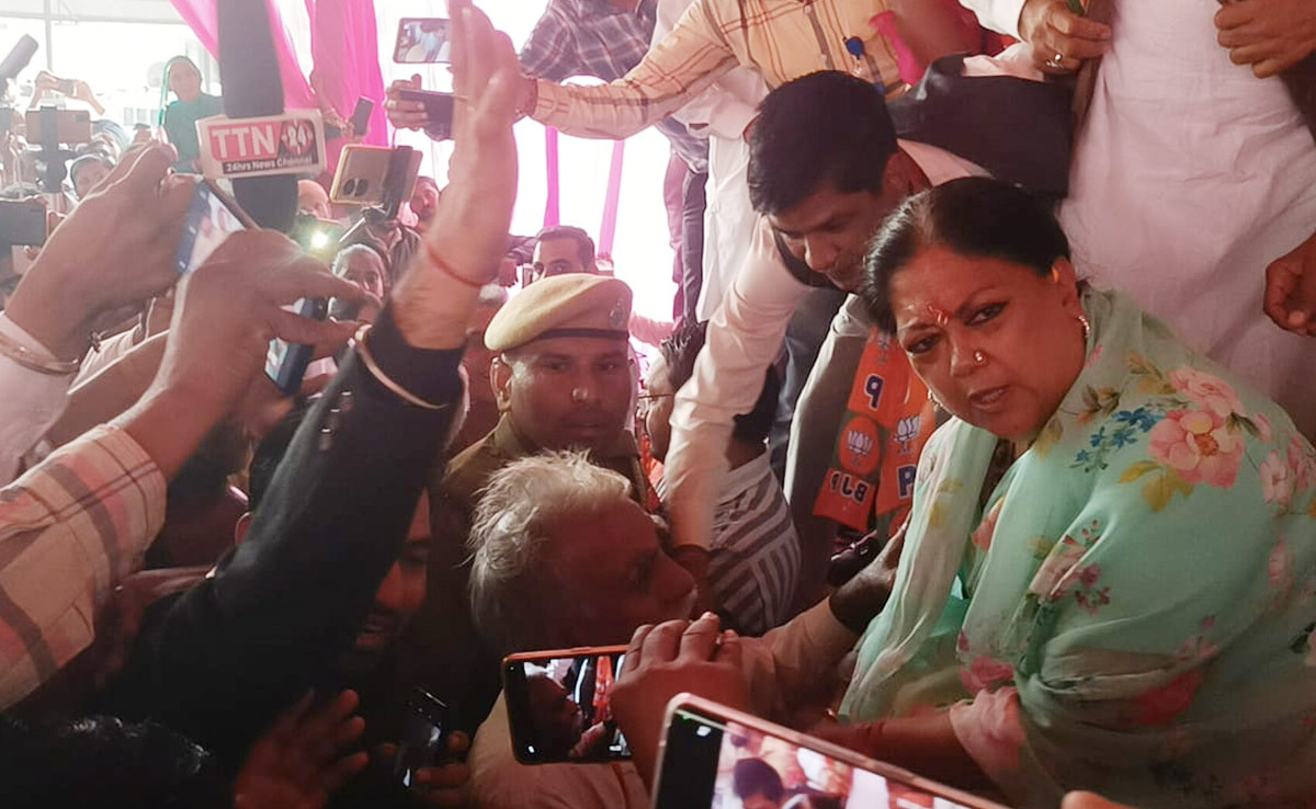 Rajasthan Election 2023: वसुंधरा राजे के सामने फूट फूट कर रोया किसान, जानें क्या है पूरा मामला?