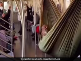 मेट्रो को बना दिया बेडरूम, कपड़े का झूला बनाकर उसमें सो गया शख्स मेट्रो को बना दिया बेडरूम, कपड़े का झूला बनाकर उसमें सो गया शख्स