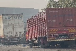 Trucks Queue Up Outside Delhi, Not Allowed To Enter Under New Pollution Curbs Trucks Queue Up Outside Delhi, Not Allowed To Enter Under New Pollution Curbs
