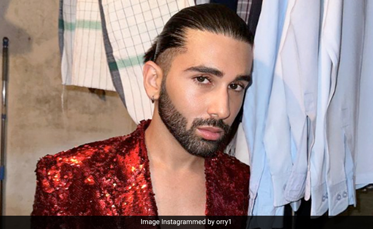 मुंबई की लोकल ट्रेन में दिखा ओरी का हमशक्ल, लोगों ने मोबाइल फोन के कवर को कटोरा समझ डाल दिए पैसे