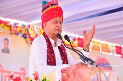 कोटा से शुरु हुई कांग्रेस की 7 गांरटी यात्रा फेज-2, सीएम गहलोत ने दिखाई हरी झंडी कोटा से शुरु हुई कांग्रेस की 7 गांरटी यात्रा फेज-2, सीएम गहलोत ने दिखाई हरी झंडी