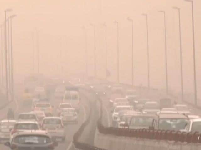 Video: दिल्ली में प्रदूषण का कहर, हर सांस में घुलता ज़हर, अस्पतालों में बढ़े मरीज