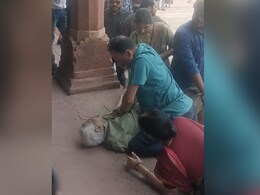 VIDEO: ताजमहल का दीदार करने गए बुजुर्ग को आया हार्ट अटैक, बेटे ने CPR देकर बचाई जान VIDEO: ताजमहल का दीदार करने गए बुजुर्ग को आया हार्ट अटैक, बेटे ने CPR देकर बचाई जान