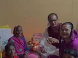जिस महिला ने शिवराज सिंह को गिफ्ट की थी सोने की अंगूठी, उससे मिलने पहुंचे सीएम जिस महिला ने शिवराज सिंह को गिफ्ट की थी सोने की अंगूठी, उससे मिलने पहुंचे सीएम
