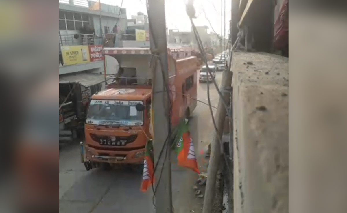 राजस्थान : रोड शो के दौरान बिजली के नंगे तार से टकराया अमित शाह का चुनावी रथ, बाल-बाल बचे