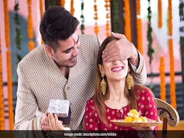 Bhai Dooj Gift: भैया दूज पर बहनों को गिफ्ट में दे सकते हैं ये 5 गिफ्ट्स, बहन के चेहरे पर आ जाएगी मुस्कुराहट  Bhai Dooj Gift: भैया दूज पर बहनों को गिफ्ट में दे सकते हैं ये 5 गिफ्ट्स, बहन के चेहरे पर आ जाएगी मुस्कुराहट