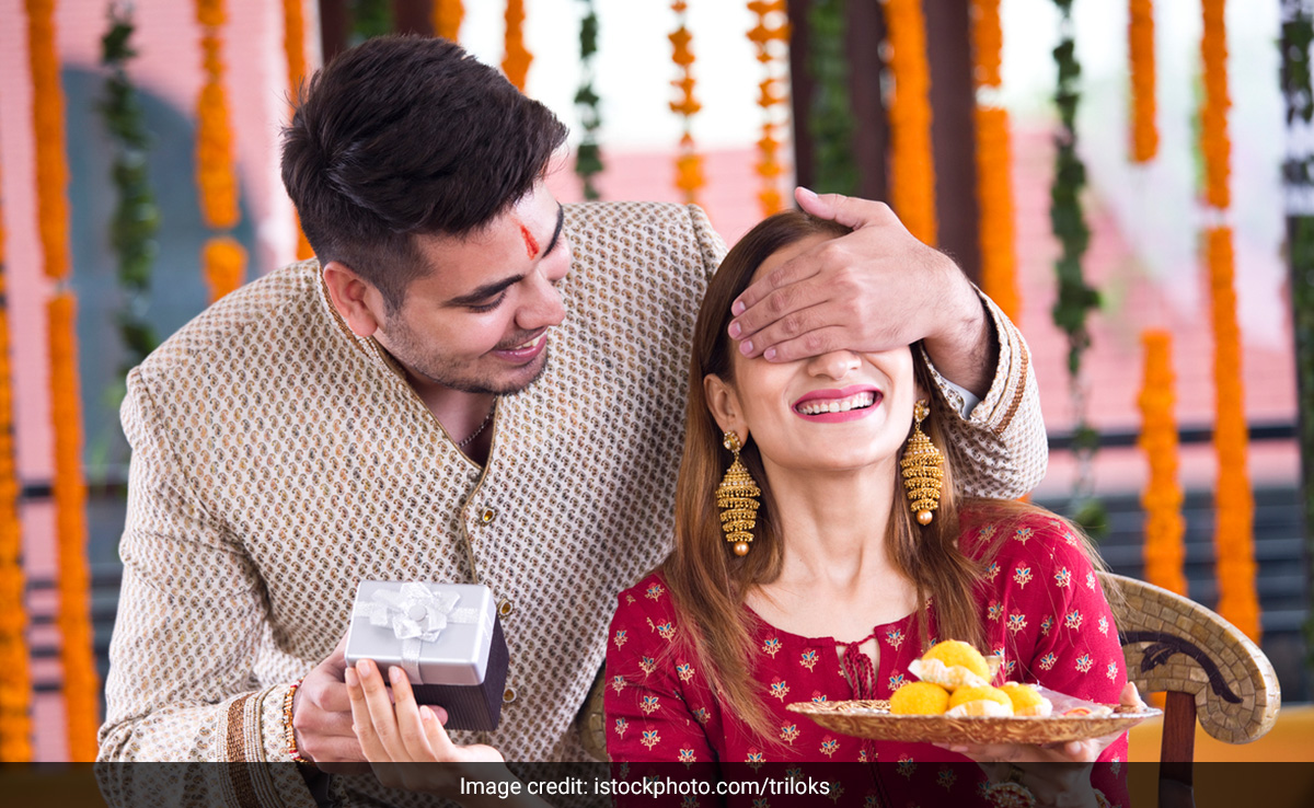 Bhai Dooj Gift: भैया दूज पर बहनों को गिफ्ट में दे सकते हैं ये 5 गिफ्ट्स, बहन के चेहरे पर आ जाएगी मुस्कुराहट 