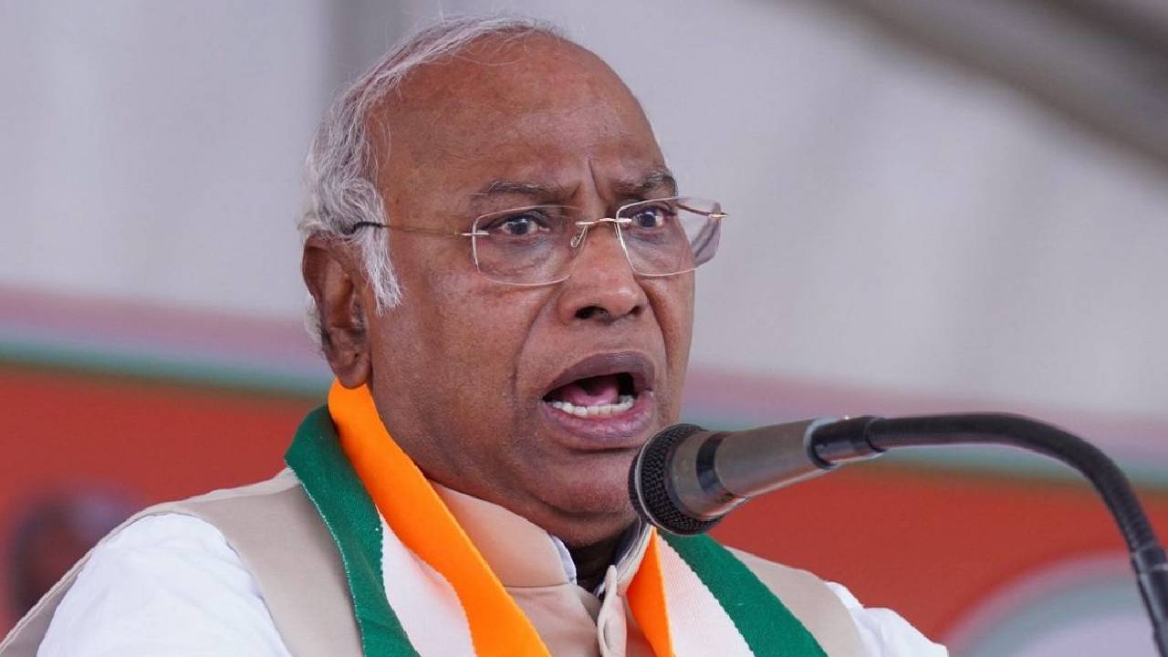 Chhattisgarh Election 2023: कटघोरा में मल्लिकार्जुन खड़गे ने BJP पर साधा निशना