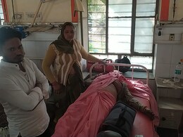 बाइक सवार महिला के कान से जेवर छिनने की कोशिश, सड़क पर गिरी महिला, बुरी तरह से घायल