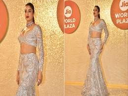 At Jio World Plaza Launch, Janhvi Kapoor In A Sequin Cutout <i>Lehenga</i> Looks Like A Diwali Sparkler At Jio World Plaza Launch, Janhvi Kapoor In A Sequin Cutout <i>Lehenga</i> Looks Like A Diwali Sparkler
