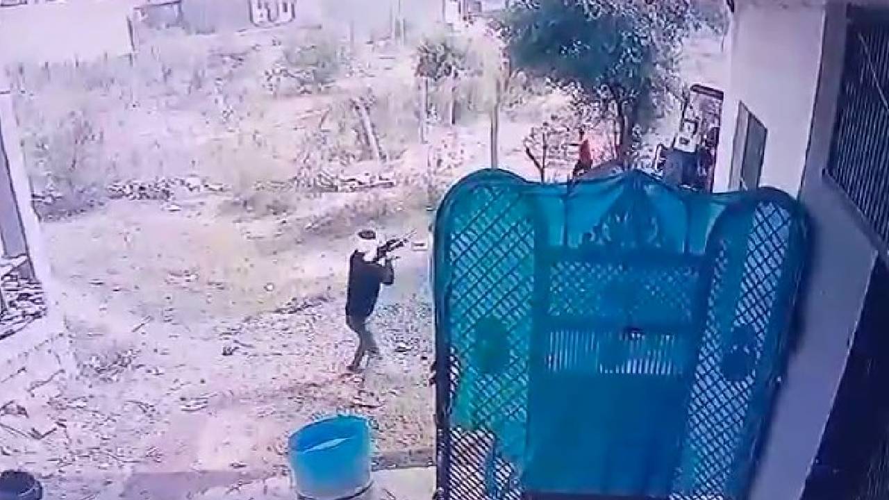 ग्वालियर में सरेआम फायरिंग से दहशत का माहौल, देखें वीडियो