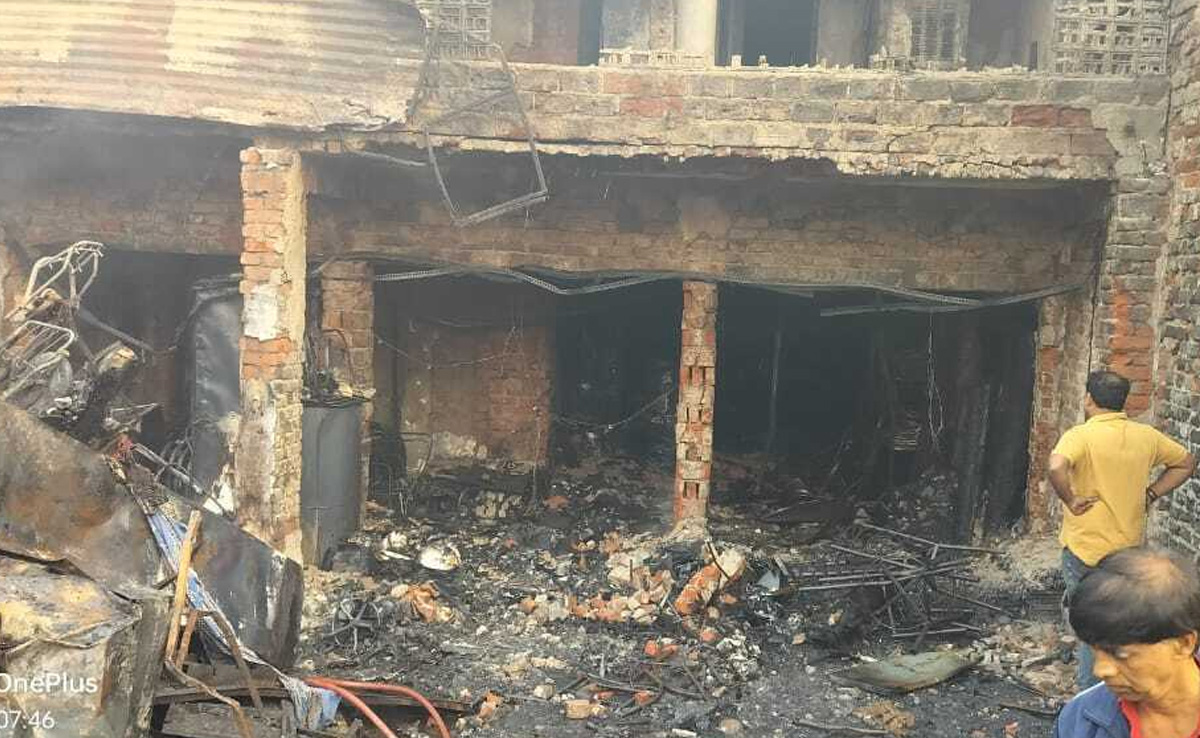 Singrauli News: दिवाली की रात मोरवा में दुकान में लगी भीषण आग, घंटों तक जलता रहा फर्नीचर