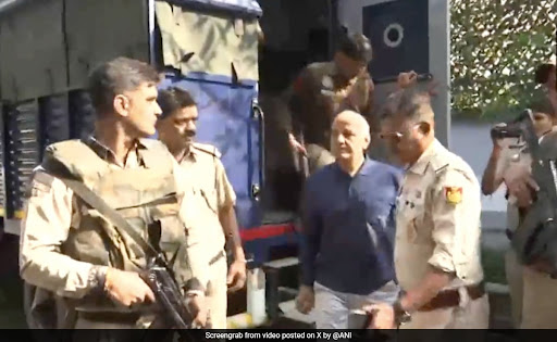 बीमार पत्नी से मिलने तिहाड़ जेल से अपने घर पहुंचे AAP नेता मनीष सिसोदिया