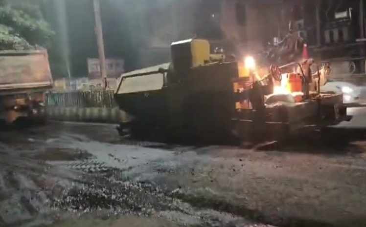 स्मार्ट सिटी की सड़क पर रात के अंधेरे में ठेकेदार कर रहा था 'गोलमाल', वीडियो आने के बाद हुआ ये एक्शन