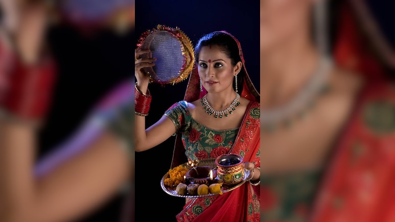 Karwa Chauth 2025: सरगी की थाली में क्या-क्या शामिल होना चाहिए?