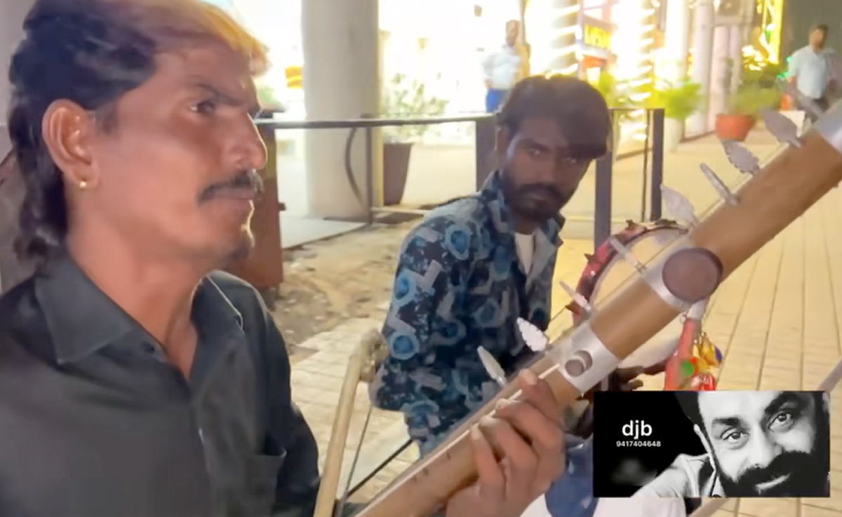 सड़क किनारे बैठे शख्स ने छेड़े ऐसे सुर कि दीवाना हुआ पूरा देश, लोगों ने कहा- इसे कहते हैं असली टैलेंट