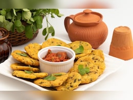 अब बाजार से लाने की नहीं पड़ेगी जरूरत, घर पर ही बनाएं करारी मठरी, नोट करें रेसिपी अब बाजार से लाने की नहीं पड़ेगी जरूरत, घर पर ही बनाएं करारी मठरी, नोट करें रेसिपी