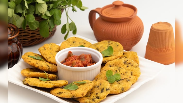 अब बाजार से लाने की नहीं पड़ेगी जरूरत, घर पर ही बनाएं करारी मठरी, नोट करें रेसिपी अब बाजार से लाने की नहीं पड़ेगी जरूरत, घर पर ही बनाएं करारी मठरी, नोट करें रेसिपी
