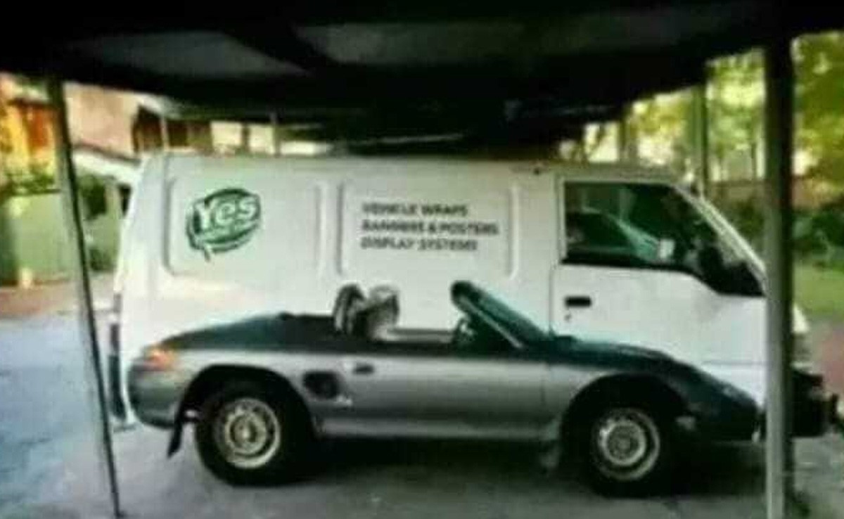 वैन में गाड़ी का पोस्टर है या फिर गाड़ी और वैन अलग है? 99.12 प्रतिशत जवाब दे नहीं पाए हैं, आपको क्या लगता है?