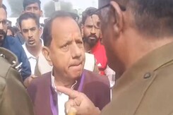 Rajasthan Election: फर्जी वोटिंग की शिकायत पर पुलिस से भिड़े लक्ष्मणगढ़ के MLA सुभाष महरिया Rajasthan Election: फर्जी वोटिंग की शिकायत पर पुलिस से भिड़े लक्ष्मणगढ़ के MLA सुभाष महरिया