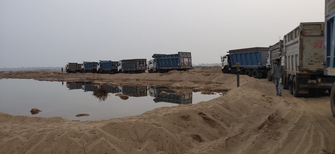 Ground Report : करोड़ों में ली रेत खदान, अब माफियाओं के डर से सुरक्षा की गुहार लगे रहे ठेकेदार