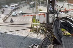 Bengaluru's Dangling Optical Fibre Cables Causing Accidents Bengaluru's Dangling Optical Fibre Cables Causing Accidents