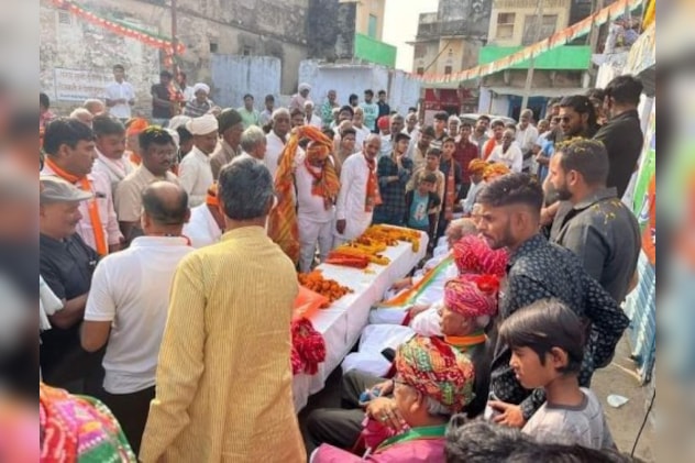 हरे कृष्ण विलेज में जन्माष्टमी की तैयारी में सजा भव्य गेट हरे कृष्ण विलेज में जन्माष्टमी की तैयारी में सजा भव्य गेट