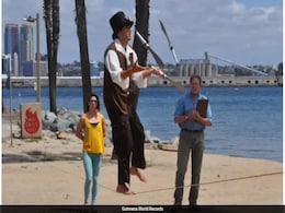 Man Sets World Record Juggling Three Knives While Walking On Slackline In US Man Sets World Record Juggling Three Knives While Walking On Slackline In US