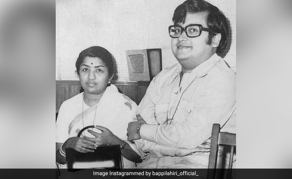 लता मंगेश्कर के साथ तस्वीर में दिख रहे शख्स पर गोल्ड का चढा ऐसा शौक की फैंस आज भी बुलाते हैं 'गोल्ड मैन'