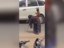 बैसाखी का सहारा, हाथ कांपता हुआ, बेटे को पीठ पर लाद कर भीख मांगने पर मज़बूर मां, नर्क यही है! बैसाखी का सहारा, हाथ कांपता हुआ, बेटे को पीठ पर लाद कर भीख मांगने पर मज़बूर मां, नर्क यही है!