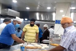 तेहरान शहर के गुरुद्वारे में भी सेवा में जुटे लोग तेहरान शहर के गुरुद्वारे में भी सेवा में जुटे लोग