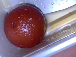 Worm On Gulab Jamun: गुलाब जामुन में मिला रेंगता कीड़ा, वायरल वीडियो देख भूल जाएंगे बाहर की मिठाई खाना