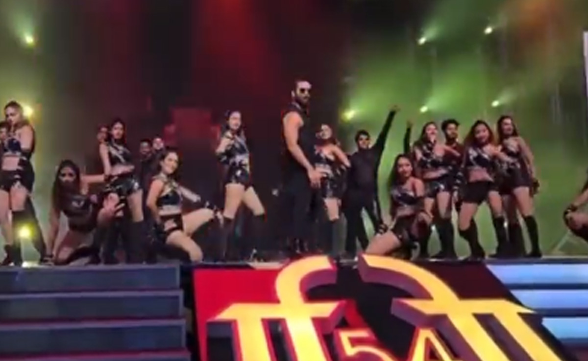IFFI 2023: Shahid Kapoor Continues To Dance After Falling On Stage  -  Watch