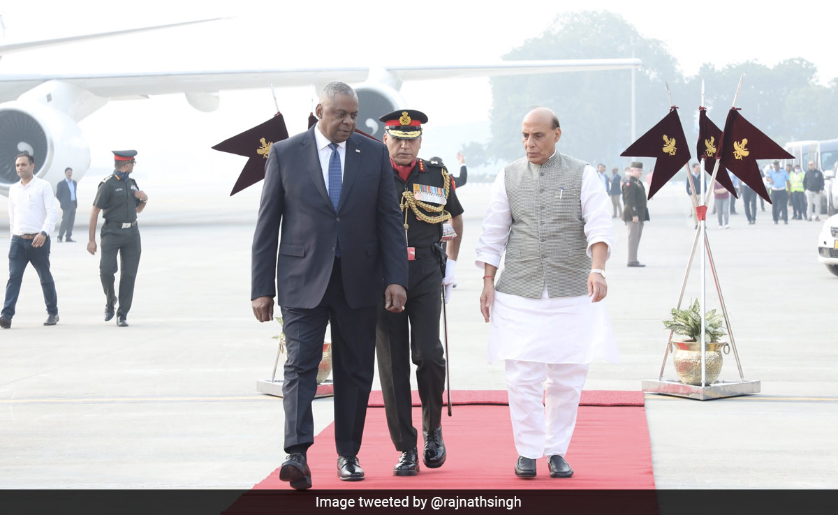 अमेरिकी रक्षा मंत्री ऑस्टिन ‘टू प्लस टू’ वार्ता के लिए भारत पहुंचे, राजनाथ सिंह ने किया स्वागत