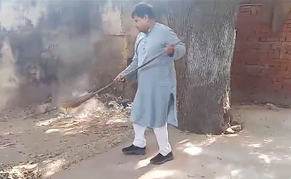 Gwalior: 'प्रायश्चित' करने के लिए MP के ऊर्जा मंत्री ने उठाई झाड़ू, अस्पताल परिसर और टॉयलेट की कर दी सफाई