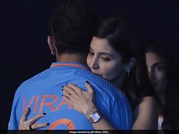 Anushka Sharma Hugs Heartbroken Virat Kohli After World Cup Final Defeat, Picture Goes Viral Anushka Sharma Hugs Heartbroken Virat Kohli After World Cup Final Defeat, Picture Goes Viral