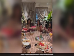 इन बॉलीवुड एक्ट्रेसेस ने एक साथ की करवा चौथ की पूजा, सोशल मीडिया पर छाया वीडियो इन बॉलीवुड एक्ट्रेसेस ने एक साथ की करवा चौथ की पूजा, सोशल मीडिया पर छाया वीडियो