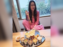 एक्ट्रेस करिश्मा कपूर ने अमृतसर के इन व्यंजनों का उठाया लुत्फ, यहां देखें तस्वीरें एक्ट्रेस करिश्मा कपूर ने अमृतसर के इन व्यंजनों का उठाया लुत्फ, यहां देखें तस्वीरें