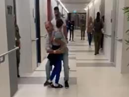 गाजा में 14 इजरायली बंधक और तीन विदेशी नागरिक रेड क्रॉस को सौंपे गए : इजरायली सेना गाजा में 14 इजरायली बंधक और तीन विदेशी नागरिक रेड क्रॉस को सौंपे गए : इजरायली सेना