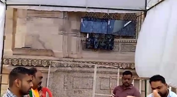 MP Election : ग्वालियर में रात-दिन ईवीएम की निगरानी कर रहे हैं कांग्रेसी, बीजेपी ने कहा 'हमें प्रशासन पर पूरा भरोसा'