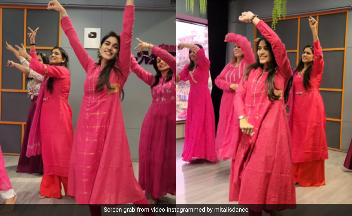 करवाचौथ पर महिलाओं का जबरदस्त सेलिब्रेशन, गली में आज चांद निकला...गाने पर किया शानदार डांस, जमकर हो रही तारीफ करवाचौथ पर महिलाओं का जबरदस्त सेलिब्रेशन, गली में आज चांद निकला...गाने पर किया शानदार डांस, जमकर हो रही तारीफ