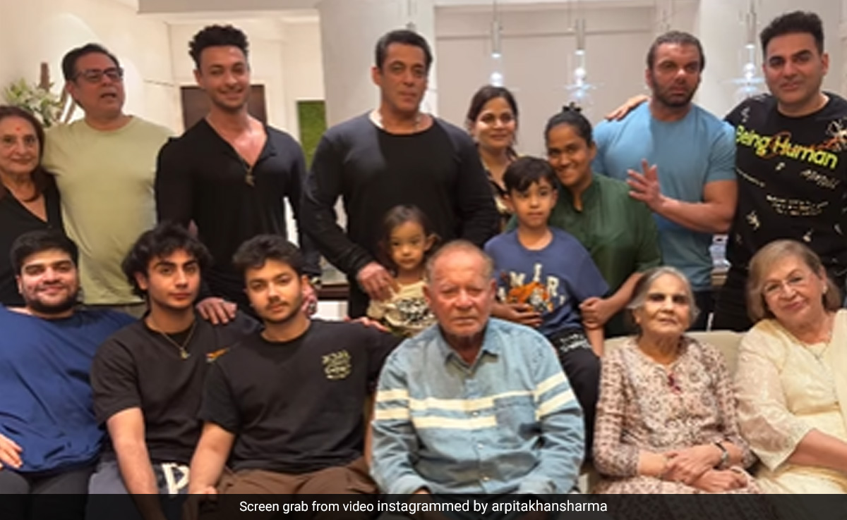 Inside Salim Khan's Birthday Special Famjam: Salman, Helen, Arbaaz And Others