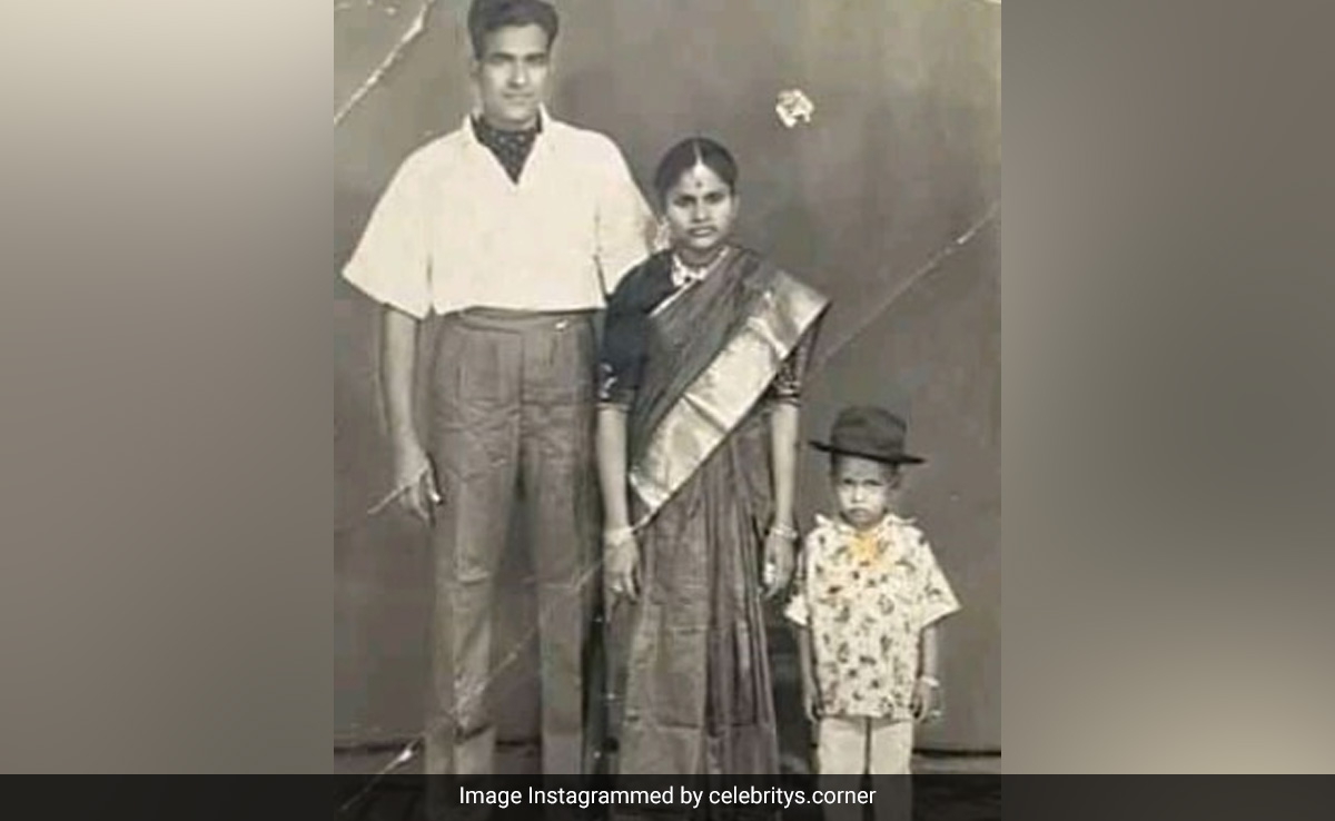 मम्मी-पापा के साथ दिख रहे इस बच्चे का स्टारडम है अमिताभ बच्चन से भी बड़ा, एक साल में दी 14 हिट फिल्में, फीस भी बिग बी से ज्यादा