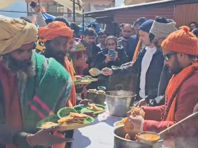 Watch: Rahul Gandhi Serves Food To Seers, Devotees At Kedarnath Temple