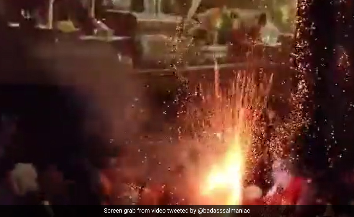 Tiger 3 Update: सलमान के जोश में फैंस ने खोया होश, थिएटर के अंदर जमकर हुई आतिशबाजी,देखिए&nbsp;वीडियो