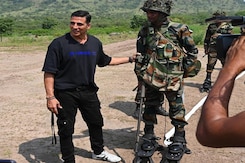 Jai Jawan With Akshay Kumar: अक्षय कुमार ने बारूदी सुरंगों को क्लियर करना सीखा Jai Jawan With Akshay Kumar: अक्षय कुमार ने बारूदी सुरंगों को क्लियर करना सीखा