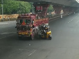 VIDEO: हवा में कई फुट उछल गए स्कूली बच्चे, जब ट्रक से टकरा गया ऑटो VIDEO: हवा में कई फुट उछल गए स्कूली बच्चे, जब ट्रक से टकरा गया ऑटो